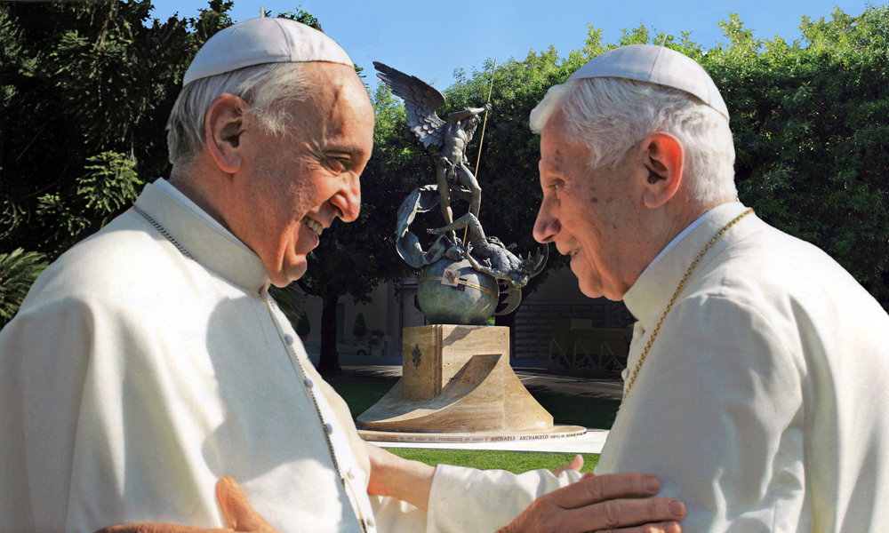 Papież Franciszek razem ze swoim poprzednikiem papieżem seniorem Benedyktem XVI podczas uroczystości odsłonięcia pomnika Michała Archanioła przed budynkiem gubernatorstwa Państwa Watykańskiego w dniu 5 lipca 2013, fot. Mondarte, wikimedia
