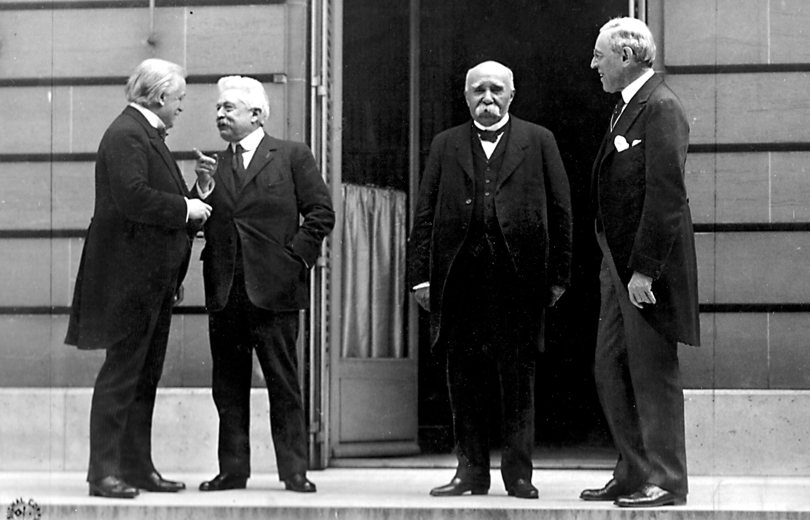 Wielka Czwórka konferencji pokojowej w Paryżu: David Lloyd George, Vittorio Emanuele Orlando, Georges Clemenceau i prezydent USA Woodrow Wilson, fot. wikimedia (domena publiczna)