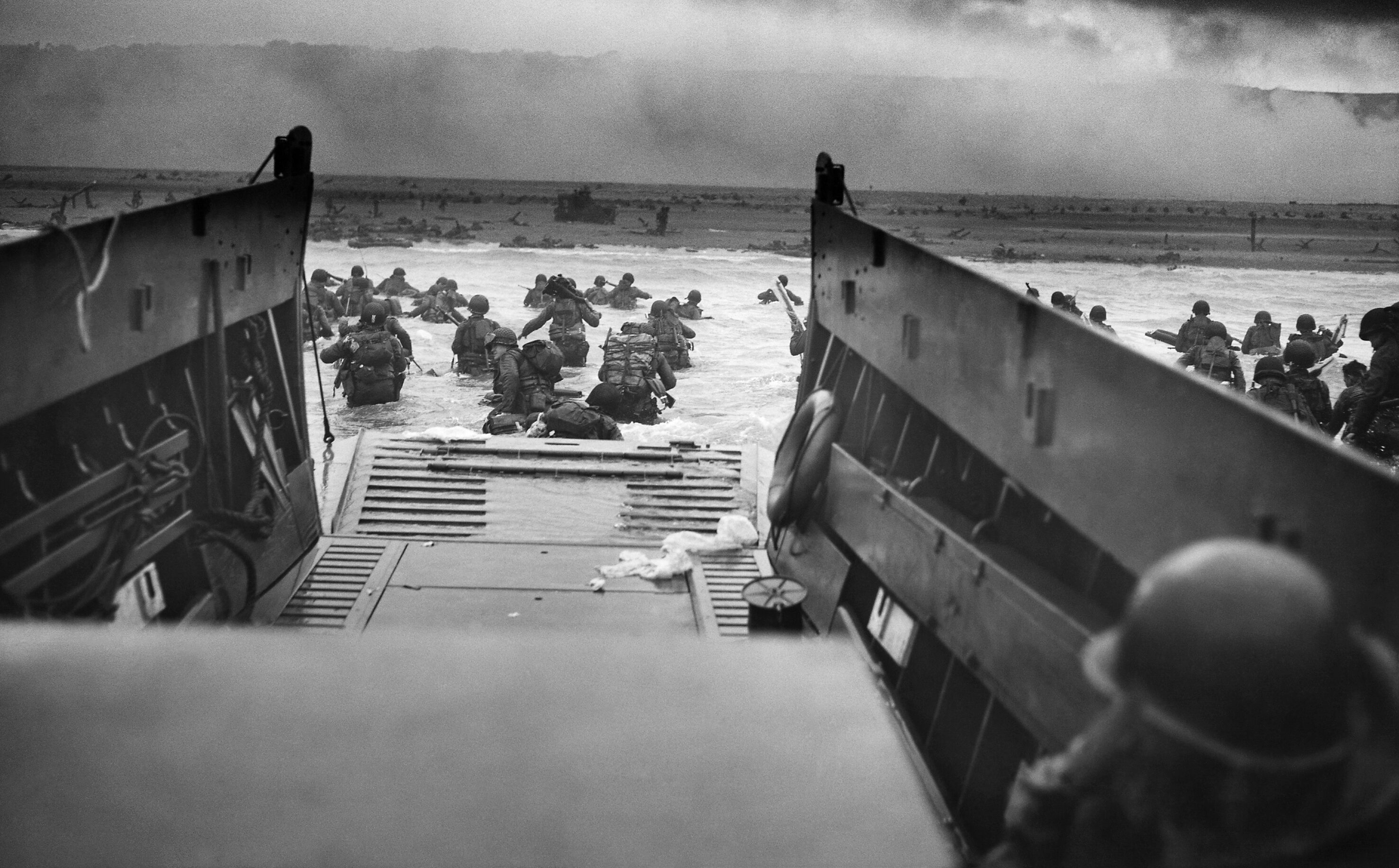 6 czerwca 1944, amerykańskie oddziały desantowe lądują na plaży Omaha. Jedno z najsłynniejszych zdjęć II wojny światowej, fot. wikimedia (domena publiczna)