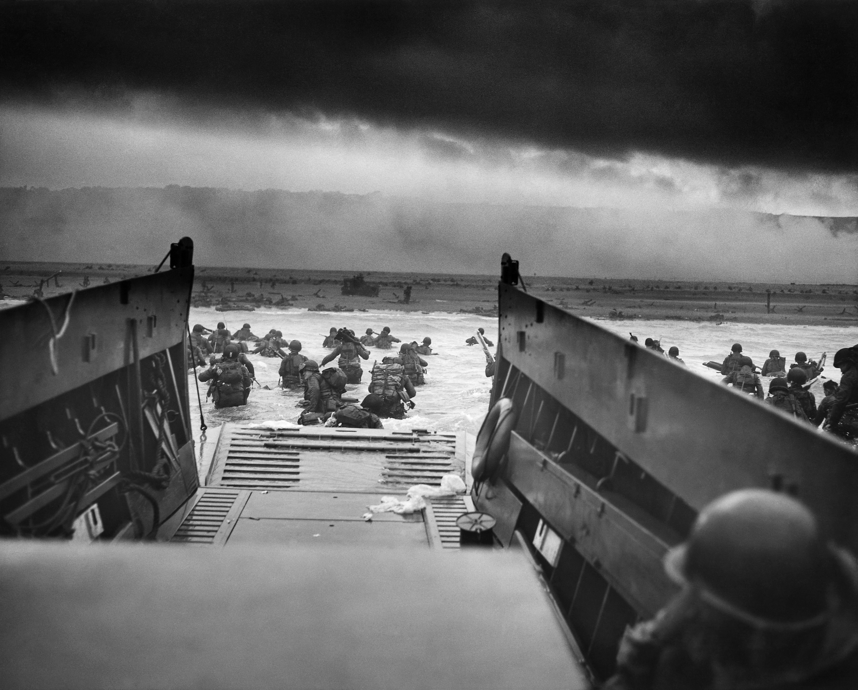 6 czerwca 1944, amerykańskie oddziały desantowe lądują na plaży Omaha. Jedno z najsłynniejszych zdjęć II wojny światowej, fot. wikimedia (domena publiczna)