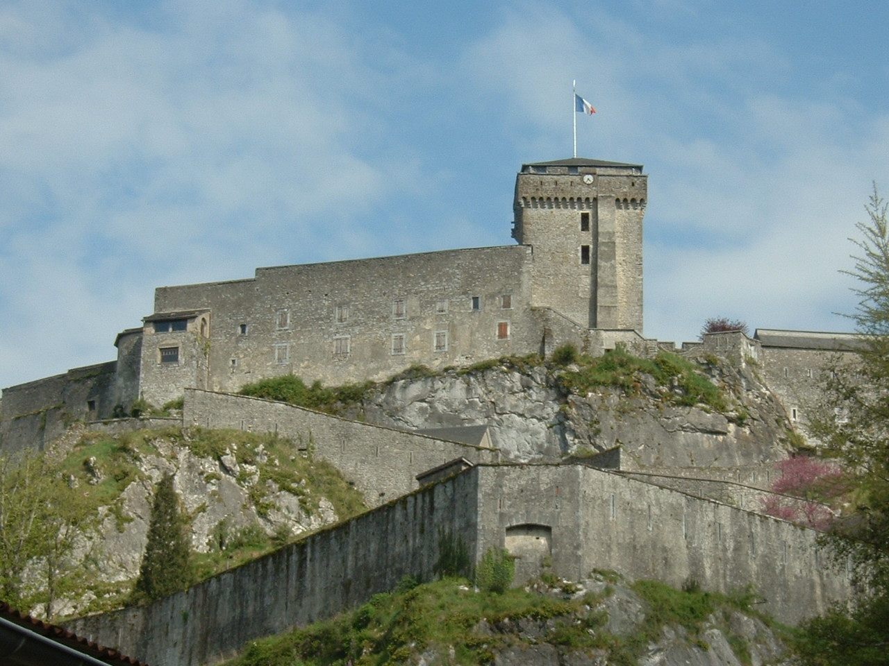 Zamek w Lourdes widziany od strony zachodniej, fot. LeZibou, wikimedia