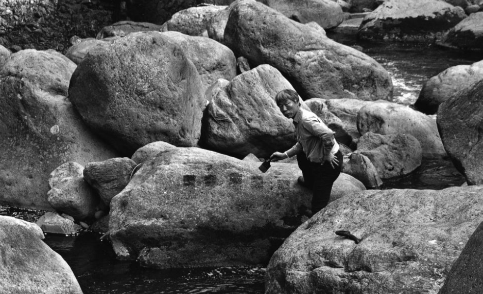 Malowanie wodą na kamieniach, 1998, Vallée Hakone © Atelier Lee Ufan et tous droits réservés