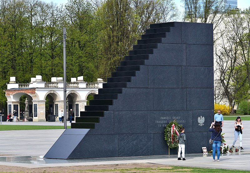 Pomnik Ofiar Tragedii Smoleńskiej w Warszawie. Fot. Wikipedia 