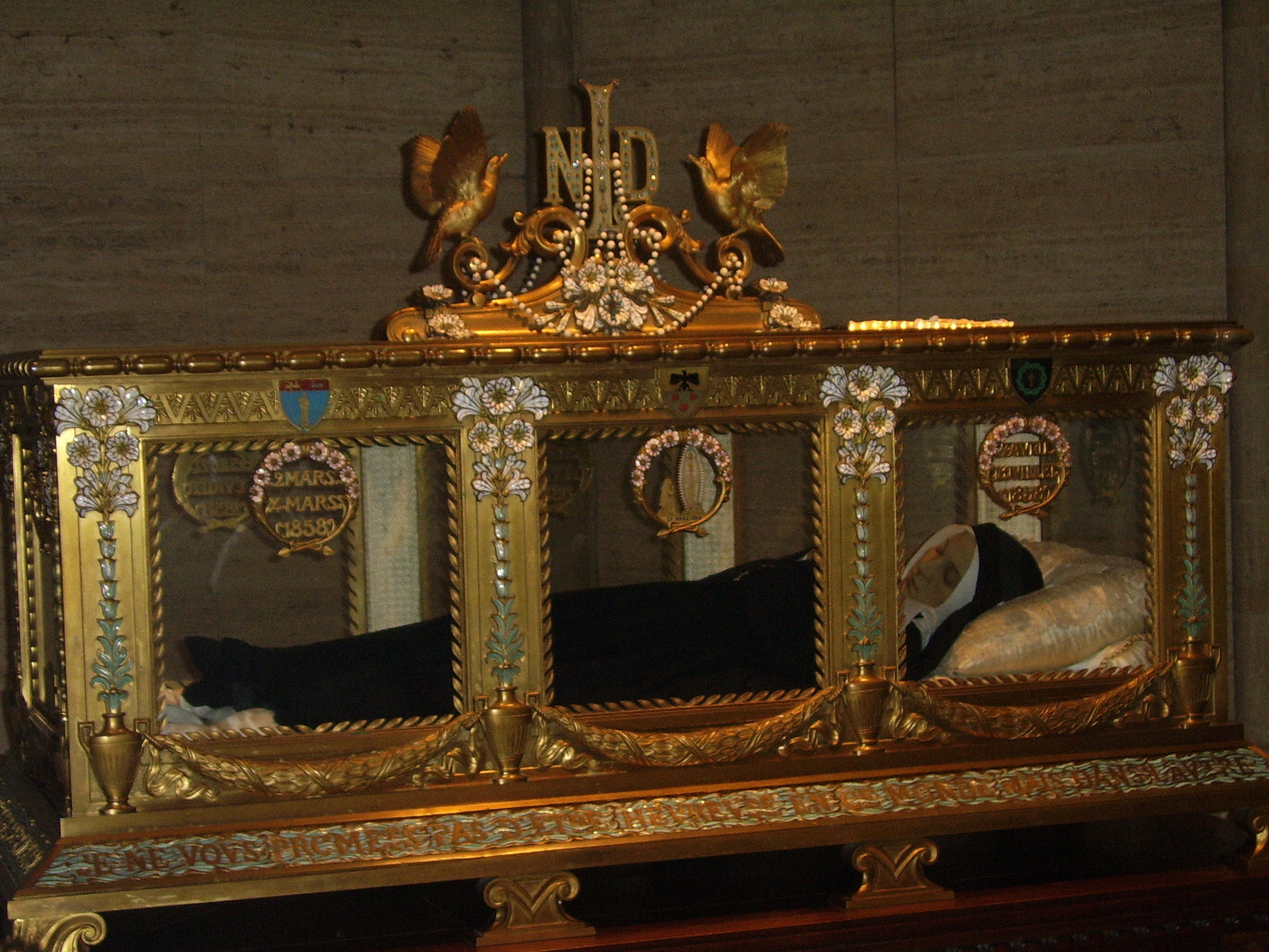 Sarkofag św. Bernadety Soubirous w Nevers, fot. Roock z polskiej Wikipedii, wikimedia