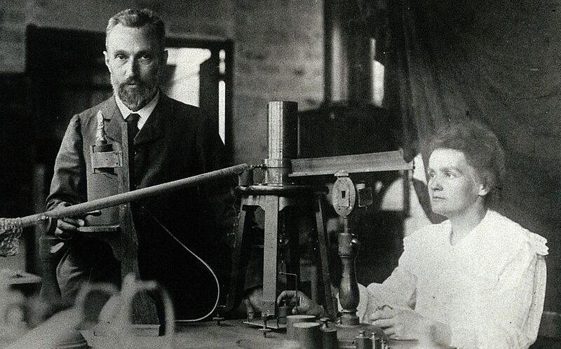 Pierre et Marie Curie au laboratoire de la rue Lhomond vers 1900 / Wikimedia Commons