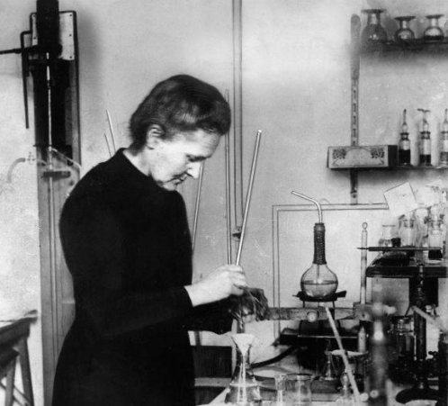 Maria Skłodowska-Curie w pracy / Wikimedia Commons