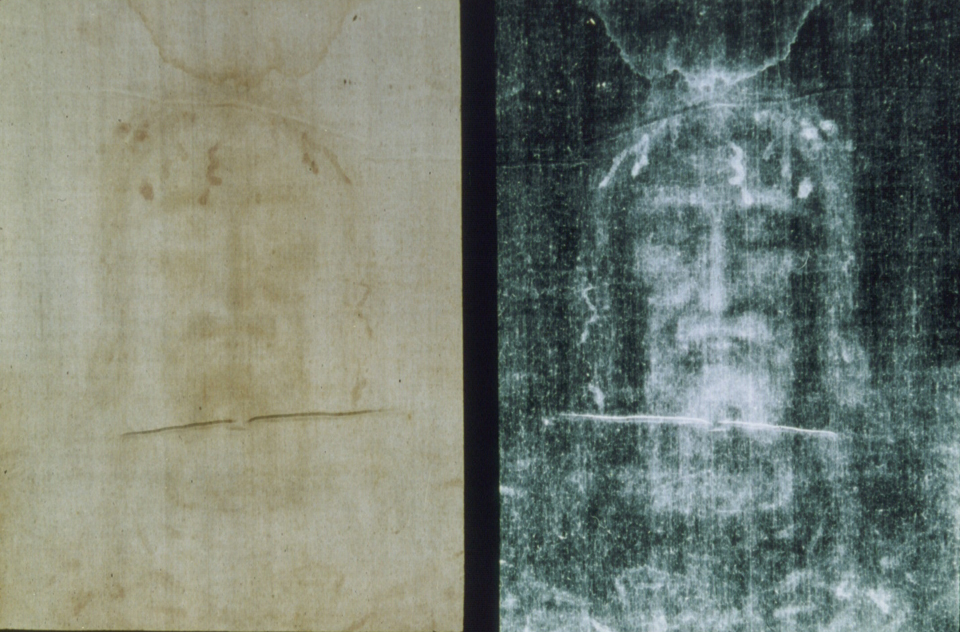 Pozytyw i negatyw twarzy z Całunu, fot. wikimedia