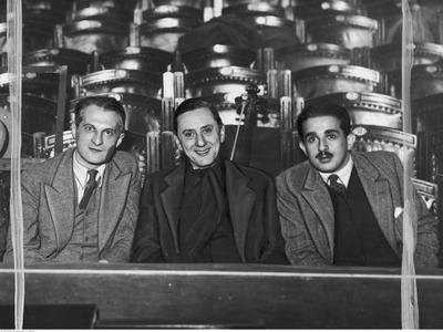 Autorzy wodewilu satyrycznego na próbie generalnej. Siedzą od lewej: Julian Tuwim, reżyser Fryderyk Jarossy i Marian Hemar, 1936 NAC