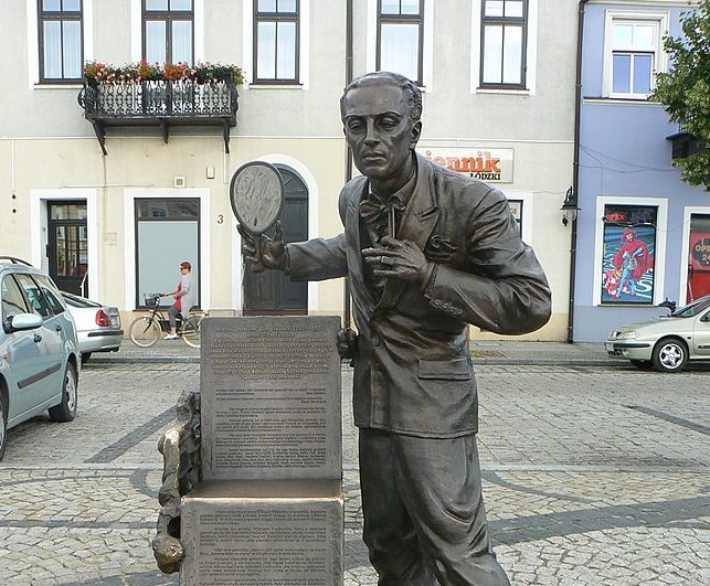 Pomnik Antoniego Cierplikowskiego na rynku w Sieradzu, fot. Jarosław Góralczyk, wikimedia (na licencji CC BY-SA 4.0)