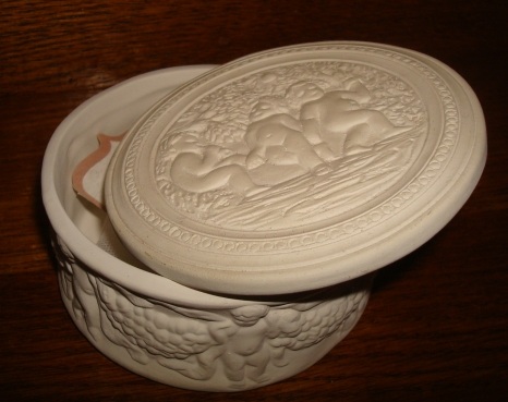 Bombonierka porcelanowa, fot. Nerijp, wikimedia (na licencji CC BY-SA 3.0)