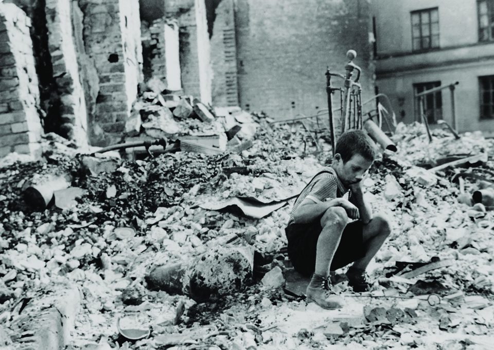 Julien Bryan, Dziecko w ruinach Warszawy, 1939 / Wikimedia Commons