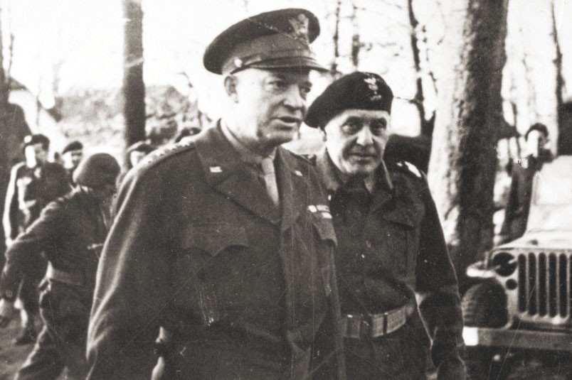 Gen. Dwight Eisenhower wizytuje oddziały 1 Dywizji Pancernej, gen. Stanisław Maczek po prawej, Holandia 1944, fot. wikimedia (domena publiczna)