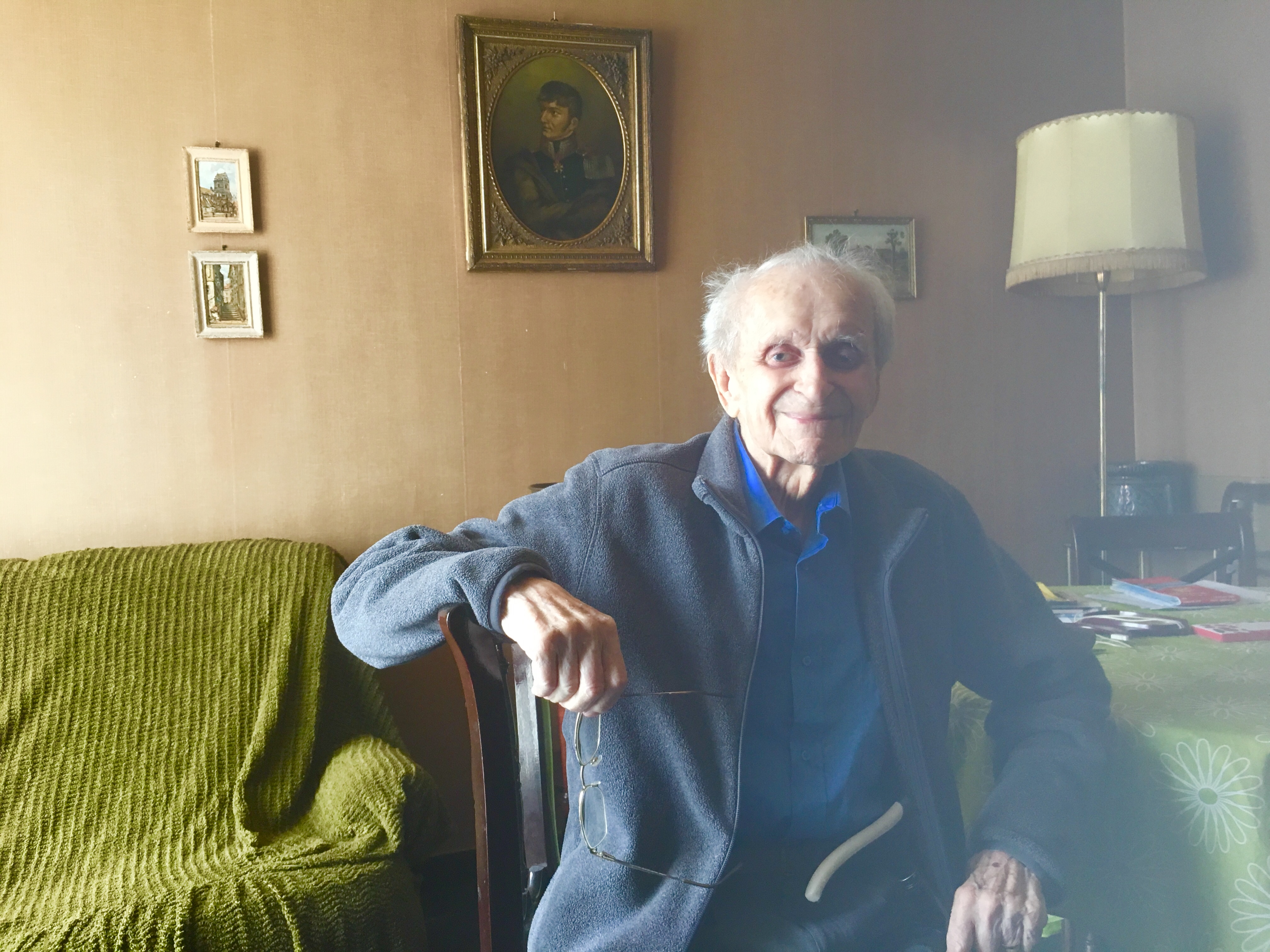 dr inż Aleksander Dobraczyński w swoim mieszkaniu w Créteil