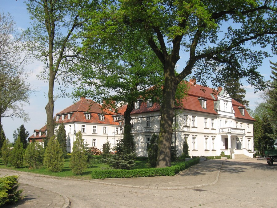 Pałac w Mórkowie, gdzie mieści się nowicjat Księży Chrystusowców, fot. wikimedia (na licencji CCO)