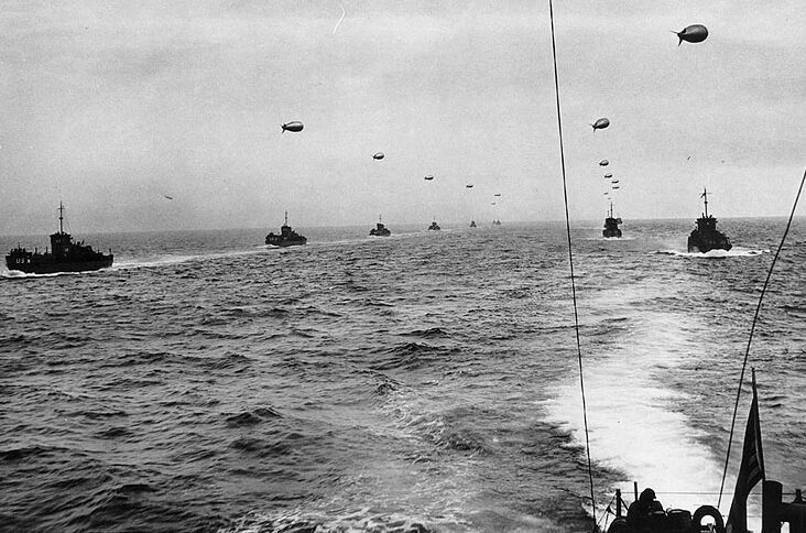 Alianckie okręty desantowe zbliżają się do plaż Normandii, fot. wikimedia (domena publiczna)