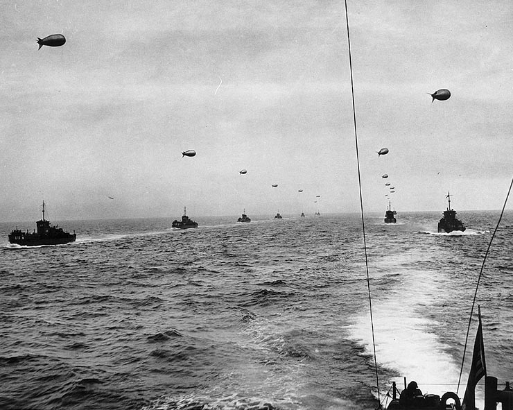 Alianckie okręty desantowe zbliżają się do plaż Normandii, fot. wikimedia (domena publiczna)