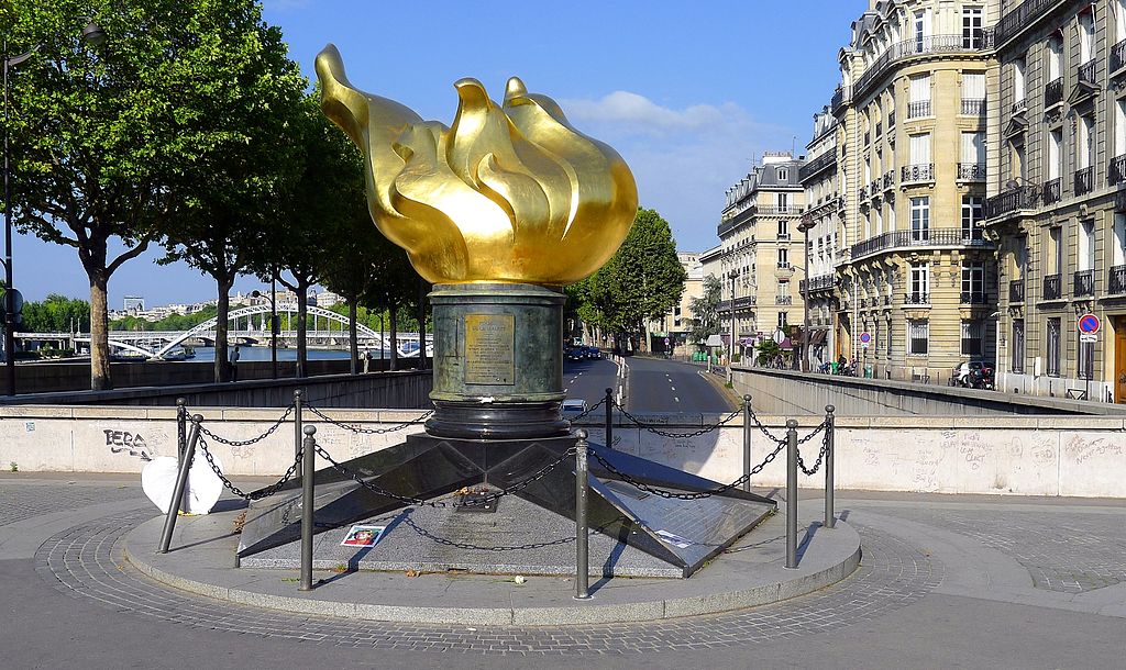 Pomnik poświęcony zmarłej księżnej Dianie "Płomień wolności", niedaleko Pont de l'Alma w Paryżu / Wikimedia Commons