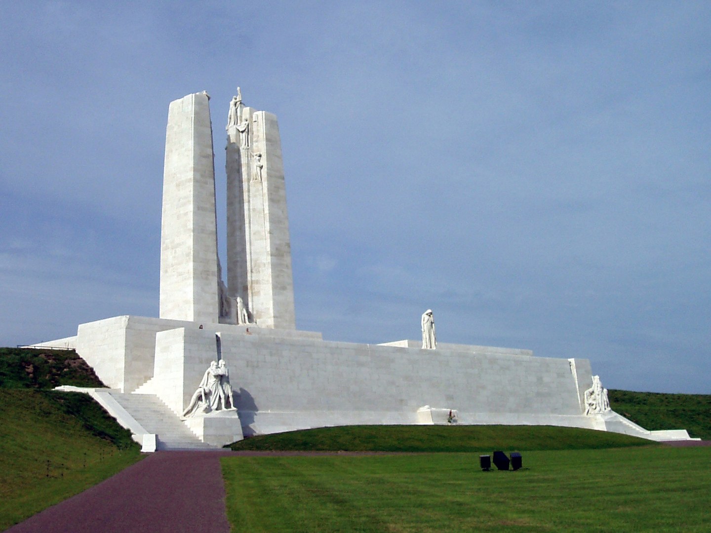 Canadian National Vimy Memorial, fot. Vimy_Memorial_(September_2010), wikimedia (na licencji CC BY-SA 3.0)