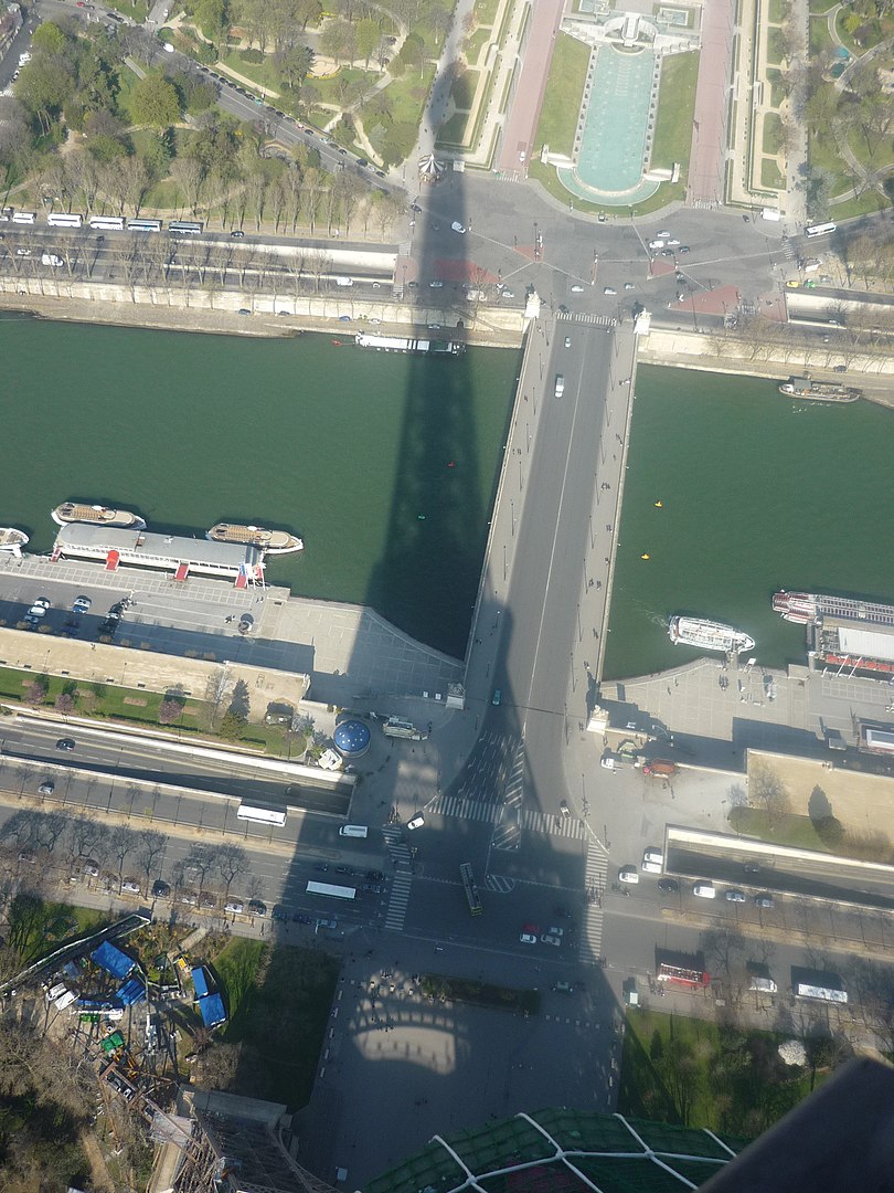 Widok z wieży Eiffla na Place de Varsovie i Pont d’Iéna, fot. Freedom Wizard - praca własna, wikimedia (na licencji CC BY-SA 3.0)