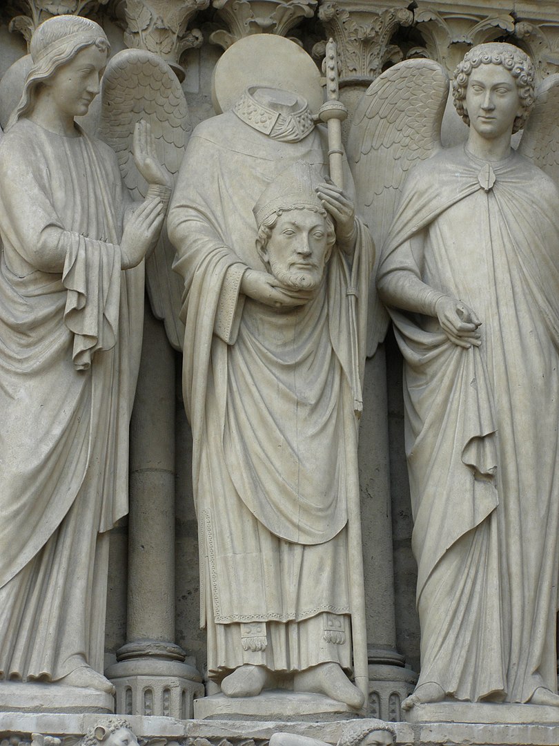 Figura św. Dionizego (z głową w rękach) z portalu katedry Notre-Dame w Paryżu, fot. wikimedia (domena publiczna)