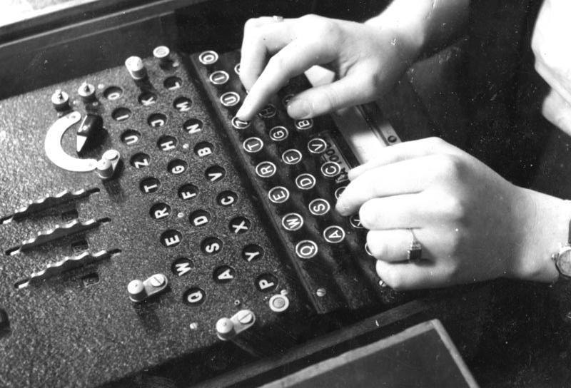 Enigma w użyciu, 1943 r. / Bundesarchiv, Bild 183-2007-0705-502 / Walther / CC-BY-SA 3.0 (Wikimedia Commons)