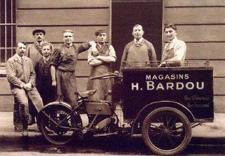 Dostarczyciele pracujący dla épiceries Bardou w 17 dzielnicy Paryża, lata dwudzieste XX wieku / Wikimedia Commons