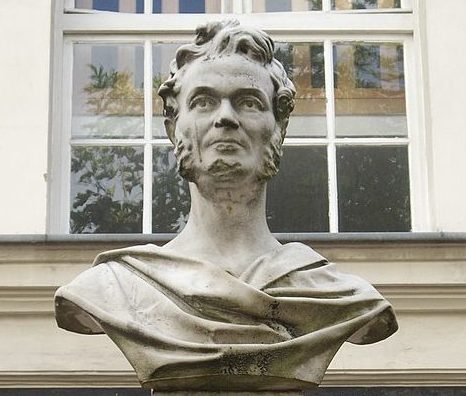 Statua przedstawiająca Seweryna Gałęzowskiego (1801-1878) autorstwa Cypriana Godebskiego (1835-1909) w Polskiej Szkole w Paryżu, fot. Wikimedia Commons / Mu - Praca własna (na licencji CC BY-SA 3.0)