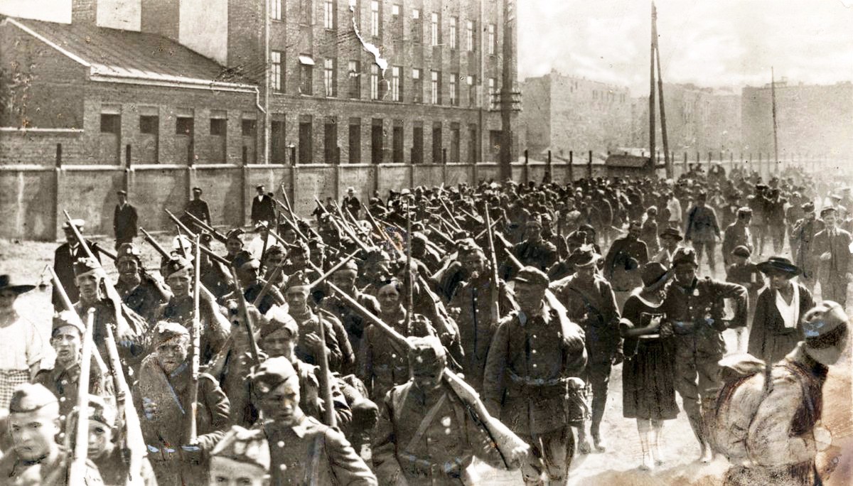Piechota polska w marszu na front przed bitwą warszawską w 1920 r. / Wikimedia Commons