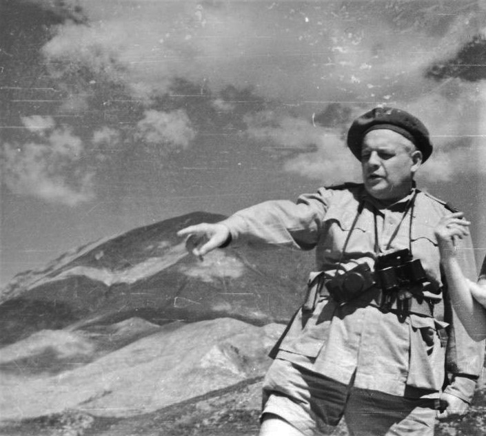 Melchior Wańkowicz po bitwie o Monte Cassino na szczycie „Widma”; w tle Monte Cairo maj 1944 / NAC