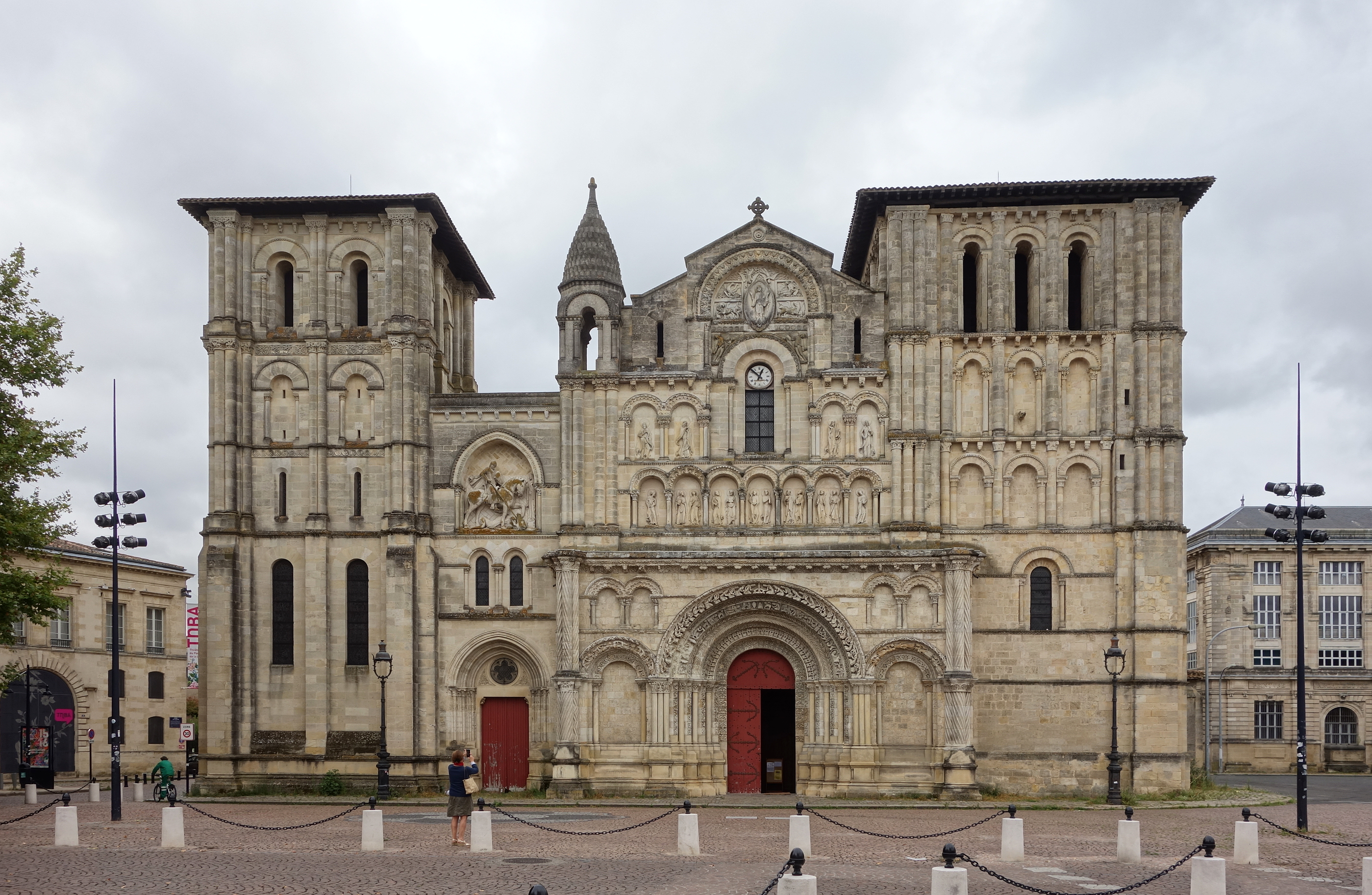Obraźliwe napisy pojawiły się m.in. na kościele Sainte Croix w Bordeaux/Fot. Wikipedia