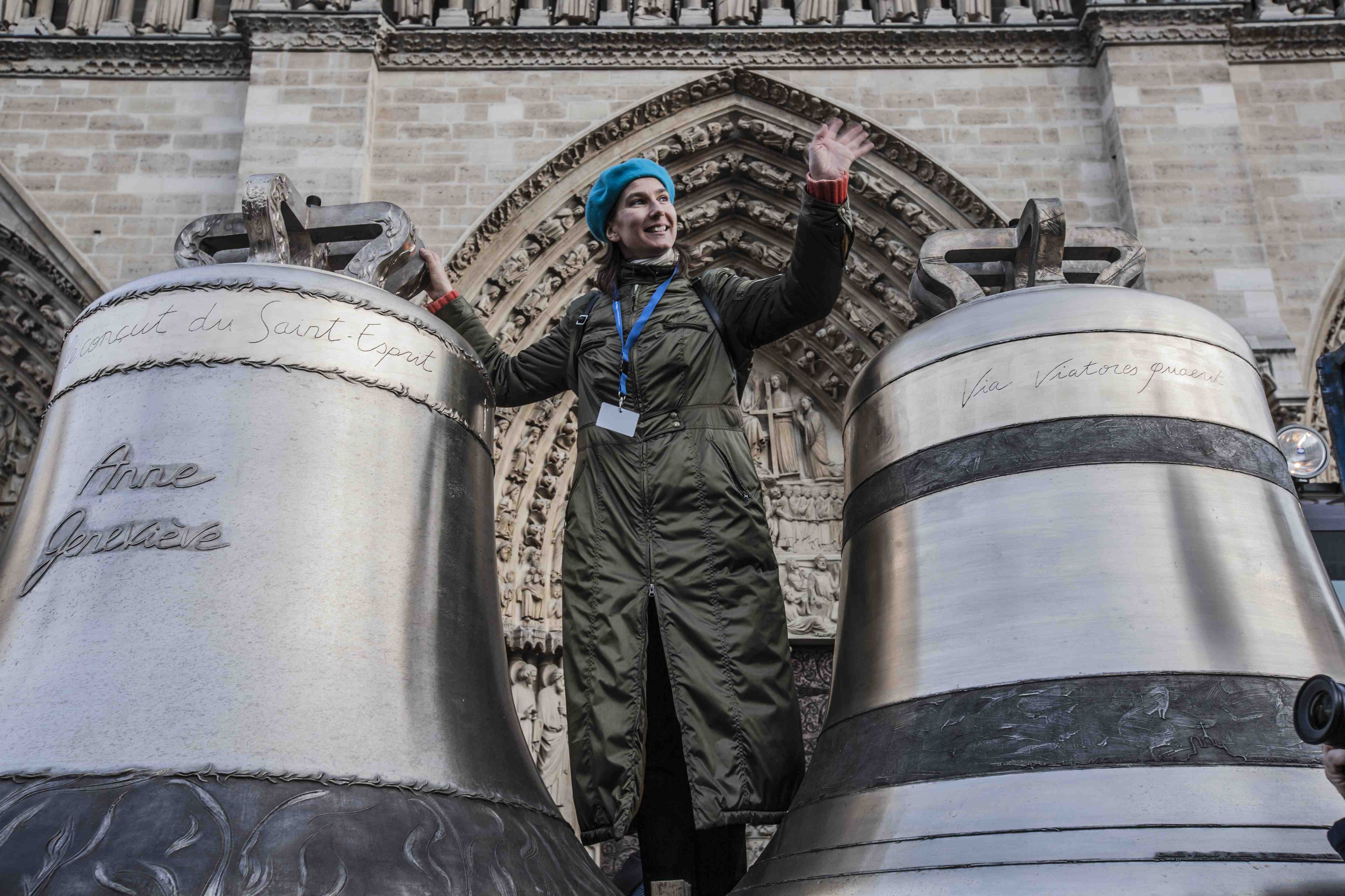 Virgninie Bassetti przed katedrą Notre-Dame w dniu poświęcenia stworzonych przez nią dzwonów; fot. Vincent M.