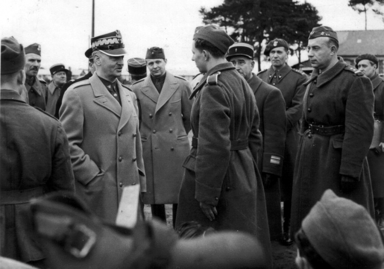 1940. Gen. Władysław Sikorski wśród żołnierzy polskiej armii we Francji. Źródło: Wikipedia Commons