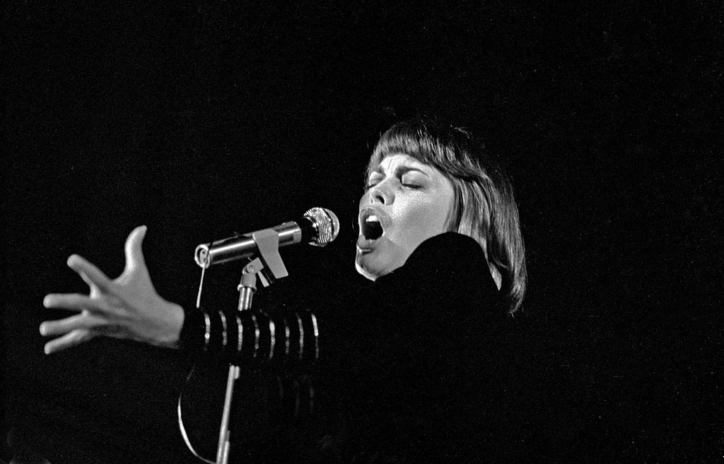 Mireille Mathieu w Hamburgu, 1971 rok, fot. Heinrich Klaffs / Wikimedia Commons, CC BY-SA 2.0