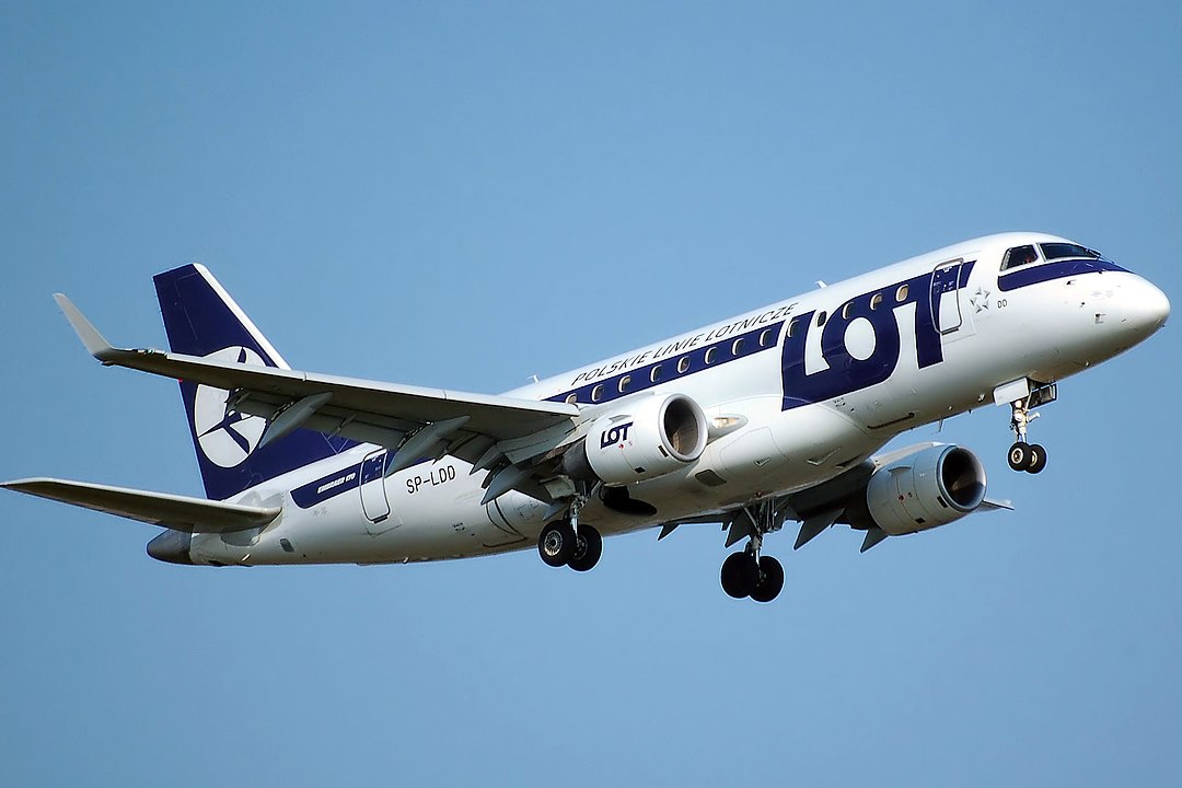 Embraer 170 w barwach LOT, fot. wikimedia (domena publiczna)