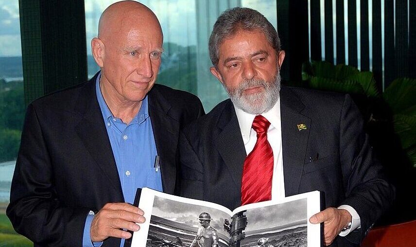 Sebastião Salgado (z lewej) i prezydent Lula da Silva (2006), fot. Wilson Dias/ABr - Agência Brasil [1], CC BY 3.0 br, https://commons.wikimedia.org/w/index.php?curid=1330204