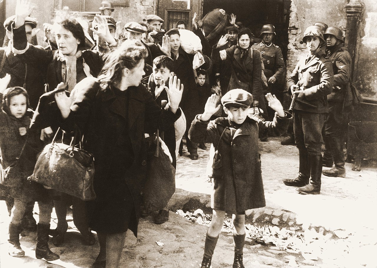 By nieznany (Franz Konrad przyznał się do wykonania wielu fotografii, jednak najprawdopodobniej część zrobili fotografowie Propaganda Kompanie nr 689.[1][2]) - en:Image:Warsaw-Ghetto-Josef-Bloesche-HRedit.jpg uploaded by United States Holocaust MuseumTo zdjęcie było poddane obróbce cyfrowej i może różnić się od wersji oryginalnej. Zmiany: artifacts and scratches removed, levels adjusted, and image sharpened. Oryginał można obejrzeć tu: Stroop Report - Warsaw Ghetto Uprising 06.jpg: . Modyfikacje zostały wykonane przez użytkownika Durova., Domena publiczna, https://commons.wikimedia.org/w/index.php?curid=3584240