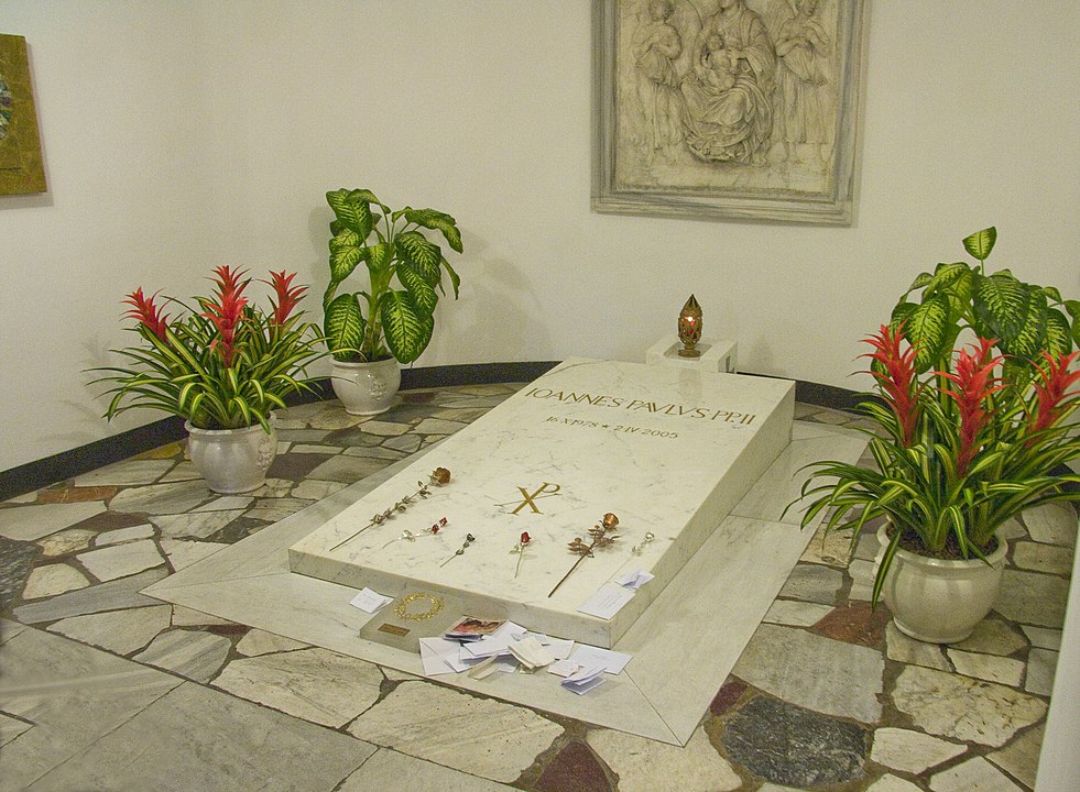 	Grobowiec w Grotach Watykańskich (Pierwsze miejsce pochówku Jana Pawła II), fot. Pawel Rosiak, Poland - Praca własna, wikimedia (na licencji CC BY-SA 3.0)