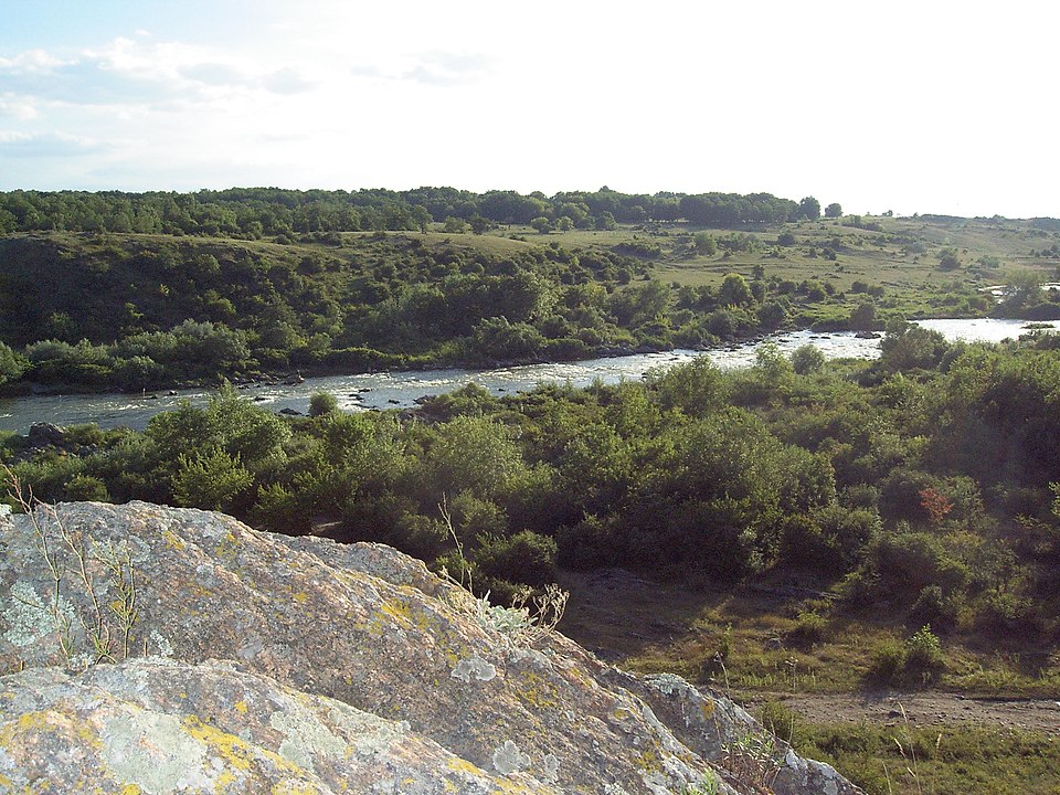 Granitowe progi rzeczne Bohu w pobliżu Pierwomajska, fot. by Btxo - Praca własna, CC BY-SA 3.0, https://commons.wikimedia.org/w/index.php?curid=25196921