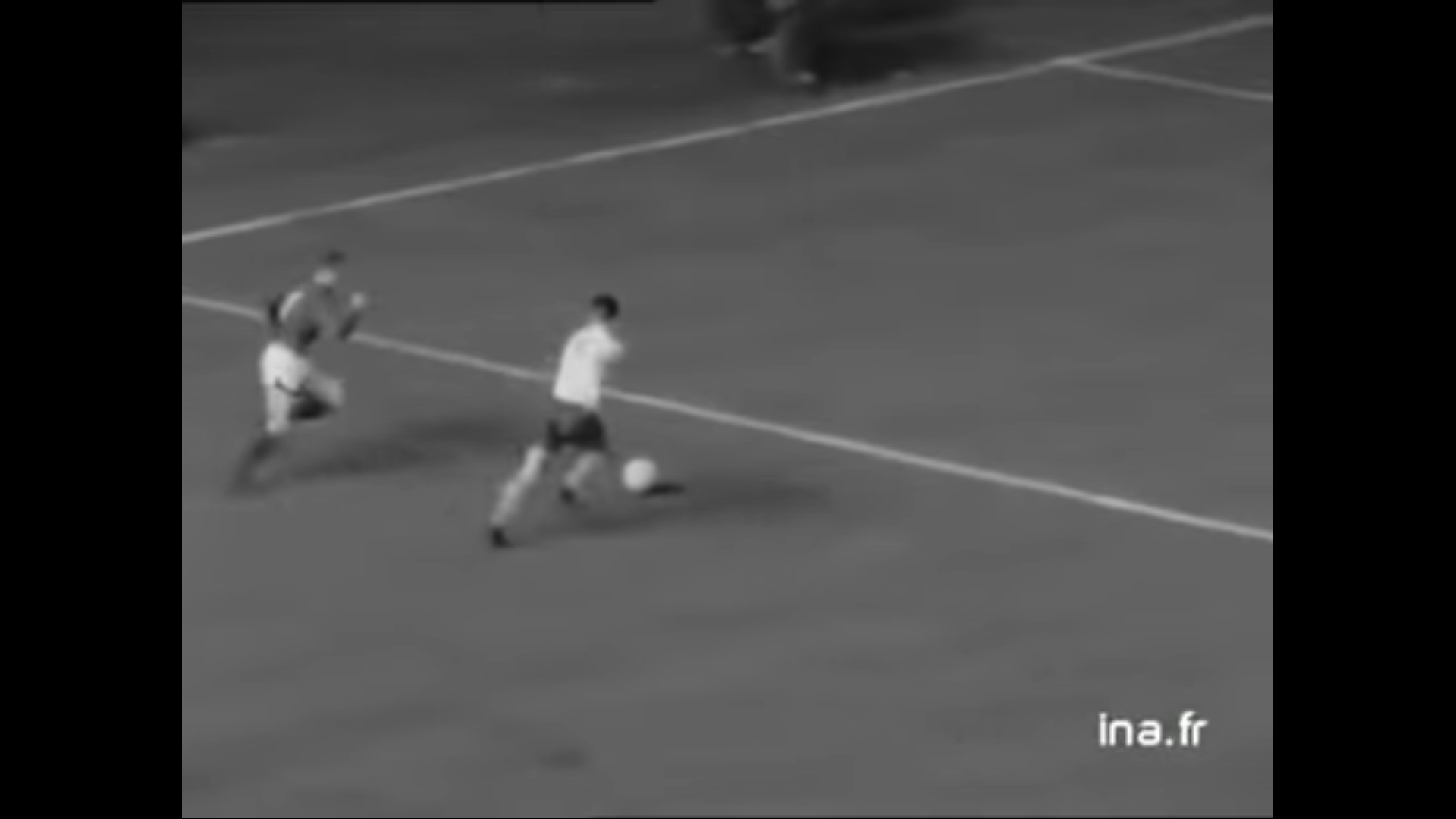 Fragment spotkania Francja-Polska z 12 kwietnia 1962 r.; wystąpił w nim Bruno Rodzik, Polacy wygrali 3:1, fot. ina.fr/Eastern European Football Tube/YouTube