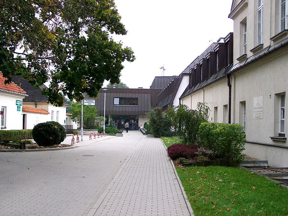 	Wejście do nowego budynku UKSW na warszawskich Bielanach przy ulicy Dewajtis, fot. wikimedia (domena publiczna)
