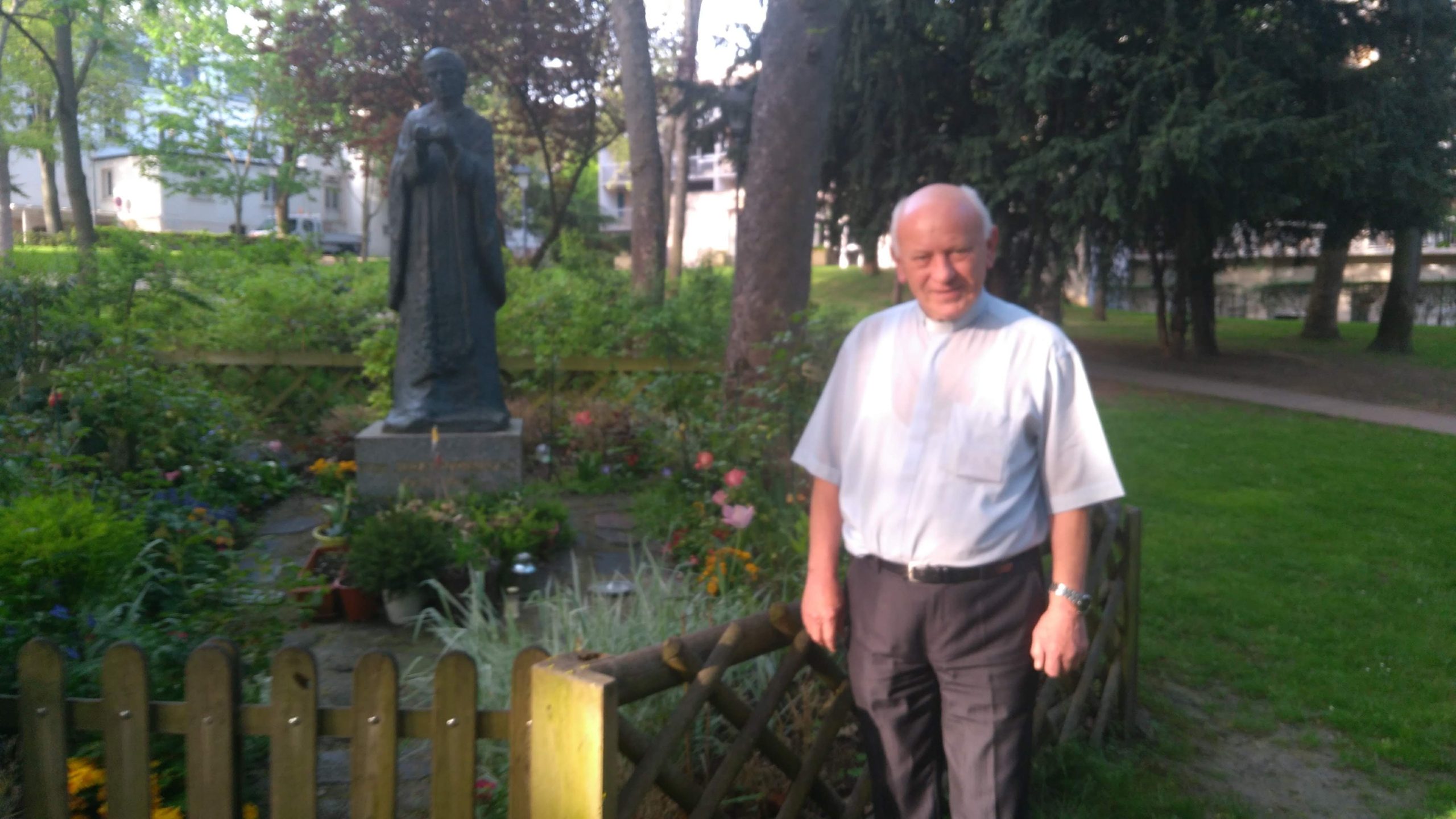 Ks. Krystian Gawron przy pomniku bł. ks. Jerzego Popiełuszki w okolicy Seminarium Polskiego w Paryżu w Issy-les-Moulineaux