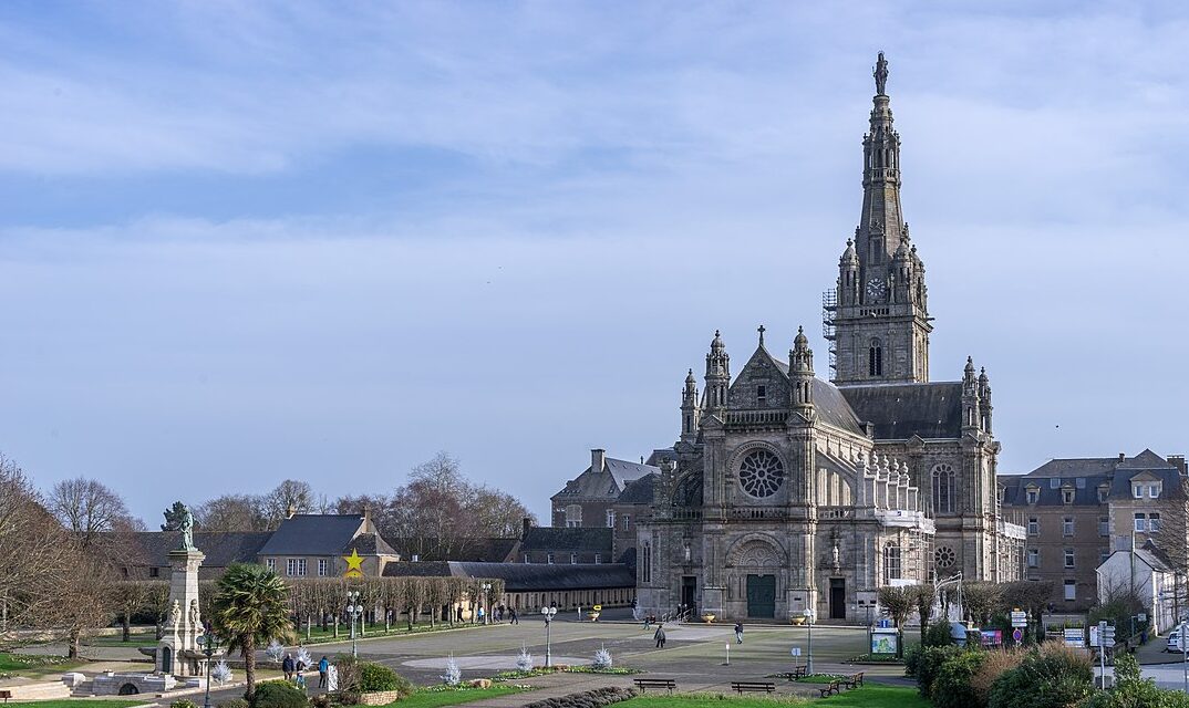 Bazylika Sainte-Anne d'Auray, fot. par Jean-Christophe BENOIST — Travail personnel, CC BY 4.0, https://commons.wikimedia.org/w/index.php?curid=45990904