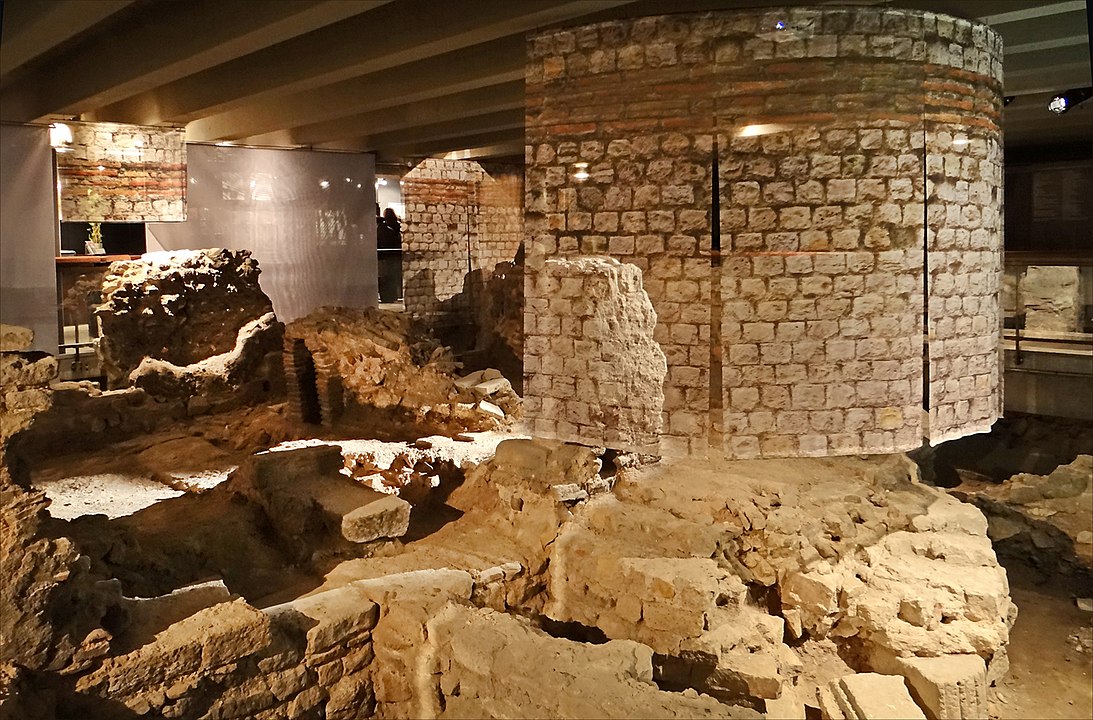 Krypta Archeologiczna Île de la Cité, par Jean-Pierre Dalbéra from Paris, France — La crypte archéologique du Parvis de Notre-Dame (Paris), CC BY 2.0, https://commons.wikimedia.org/w/index.php?curid=24665475