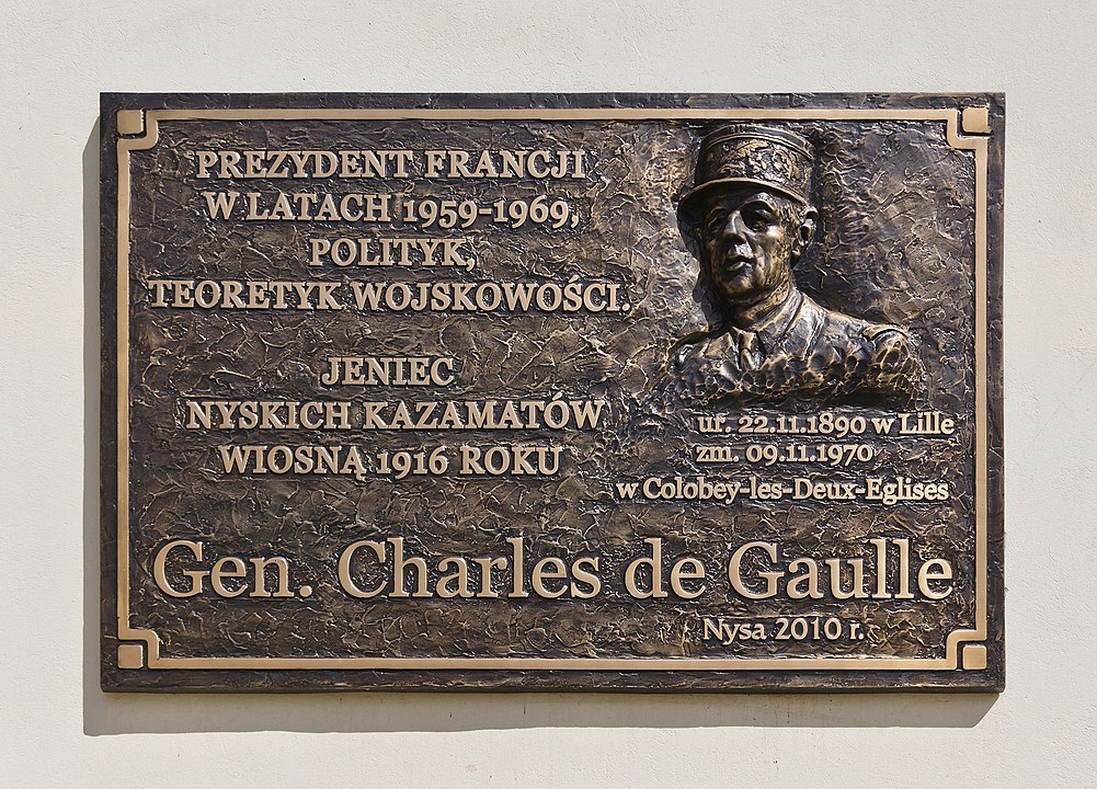 Tablica pamięci de Gaulle w Twierdzy Nysa, by Jacek Halicki - Praca własna, CC BY-SA 3.0 pl, https://commons.wikimedia.org/w/index.php?curid=35115773