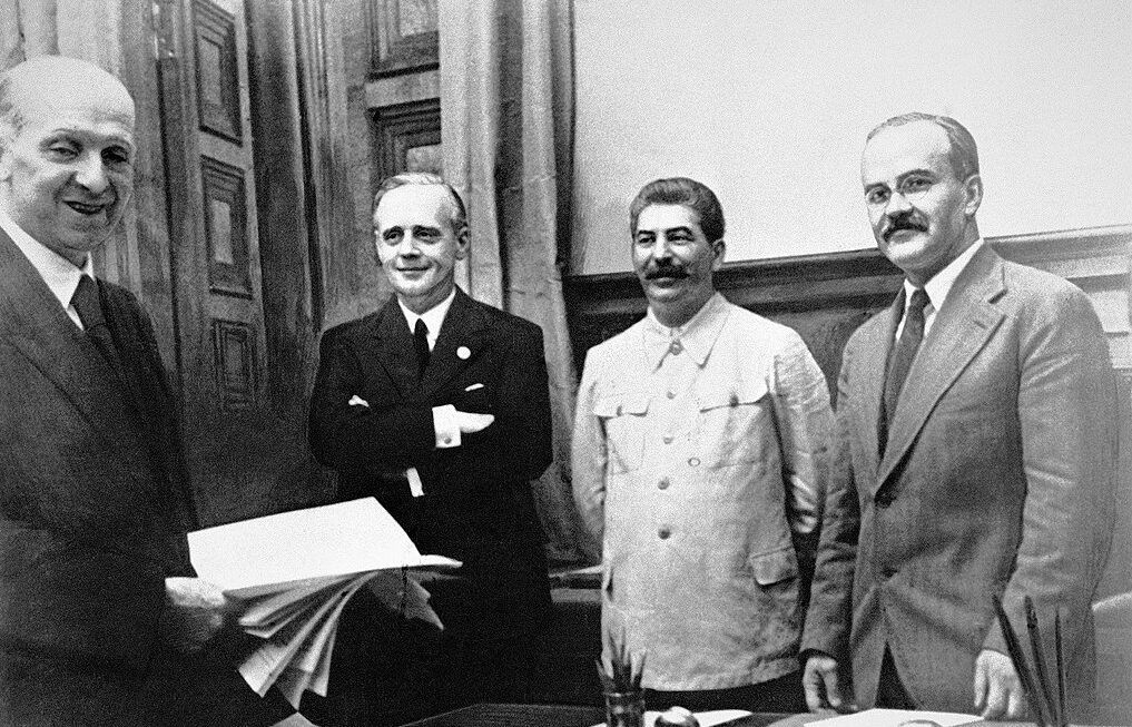 23 sierpnia 1939 roku w Moskwie. Od lewej stoją: szef działu prawnego niemieckiego MSZ Friedrich Gauss, niemiecki minister spraw zagranicznych Joachim von Ribbentrop, Józef Stalin oraz minister spraw zagranicznych ZSRR Wiaczesław Mołotow, wikimedia (domena publiczna)