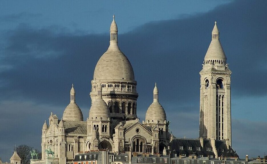 Sacré-Coeur, Montmartre as seen from a building on Rue de Maubeuge, Paris, by Francisco Gonzalez - Sacré Coeur Early in the morning, CC BY 2.0, https://commons.wikimedia.org/w/index.php?curid=42767273