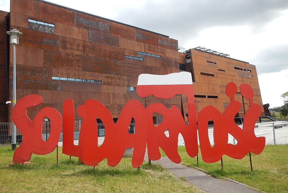 Instalacja artystyczna na zieleńcu wokół placu Solidarności w Gdańsku (2014–2015), By Borys Kozielski - Praca własna, CC BY 4.0, https://commons.wikimedia.org/w/index.php?curid=41283342
