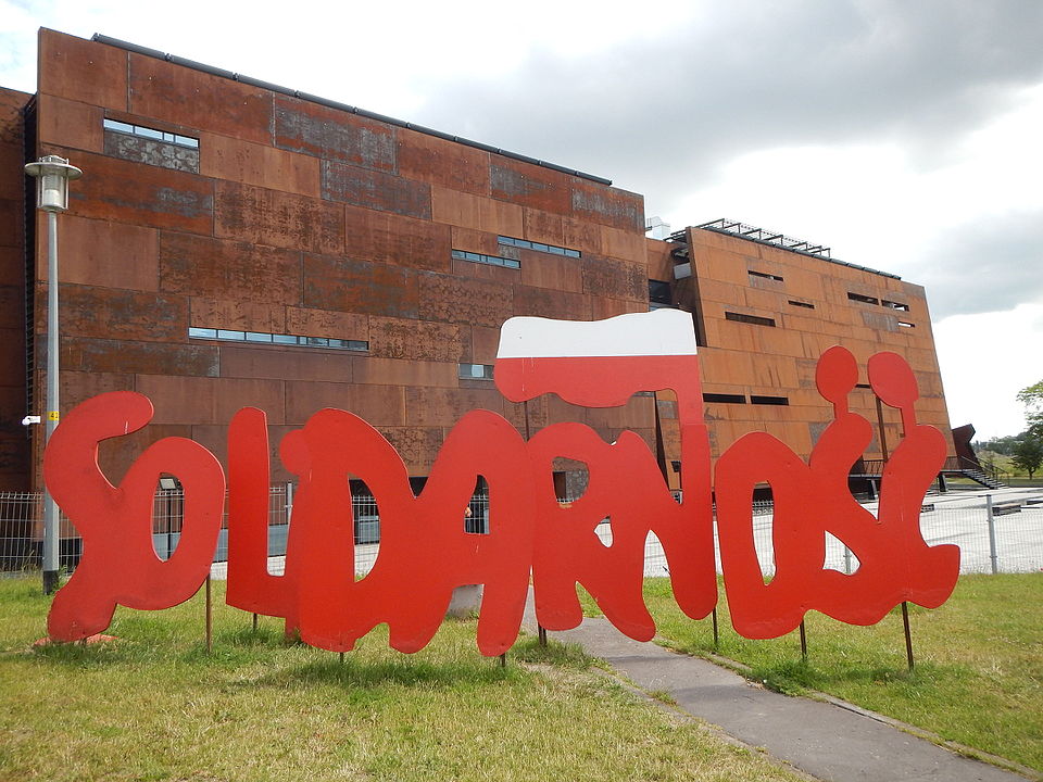 Instalacja artystyczna na zieleńcu wokół placu Solidarności w Gdańsku (2014–2015), By Borys Kozielski - Praca własna, CC BY 4.0, https://commons.wikimedia.org/w/index.php?curid=41283342