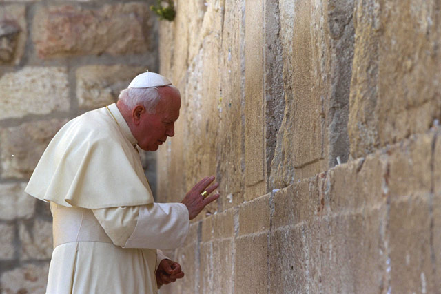 Pope John Paul II visits the Western Wall in Jerusalem/GPO/Avi Ohayon