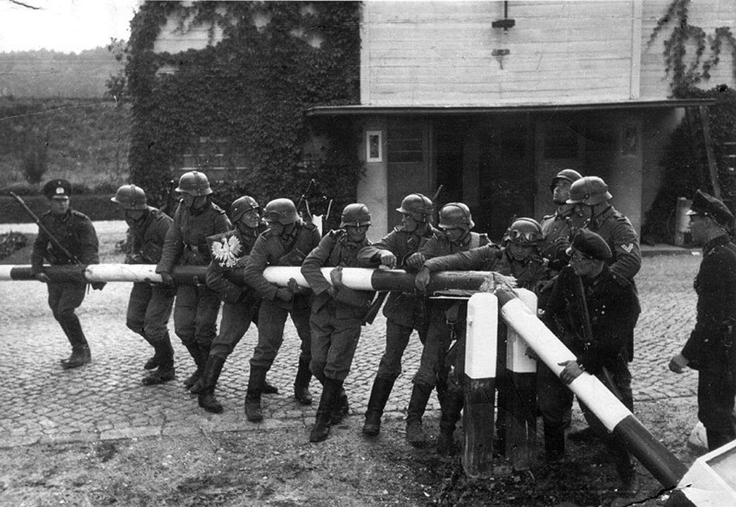 1 września 1939, Niemcy wkraczają do Polski (propagandowe zdjęcie pozowane), wikimedia (domena publiczna)